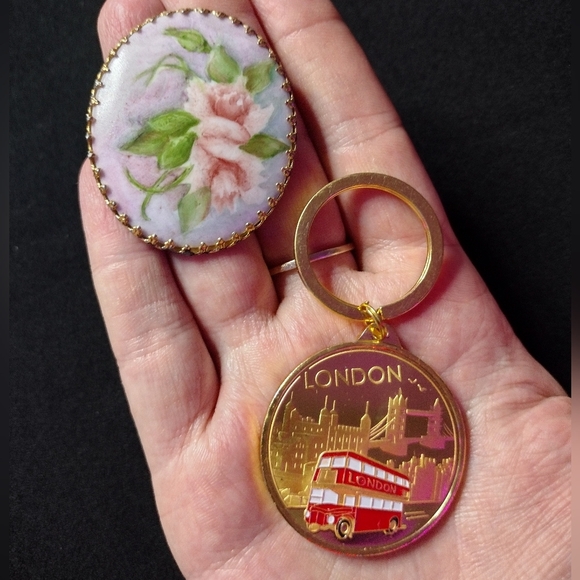 London Keychain And Floral Piece Set - Picture 1 of 6